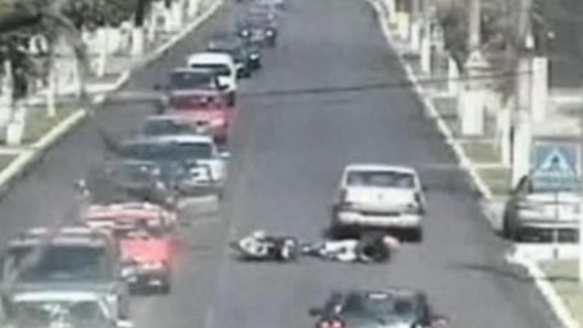 un motociclist care depasea o coloana de masini a fost izbit de o portiera deschisa