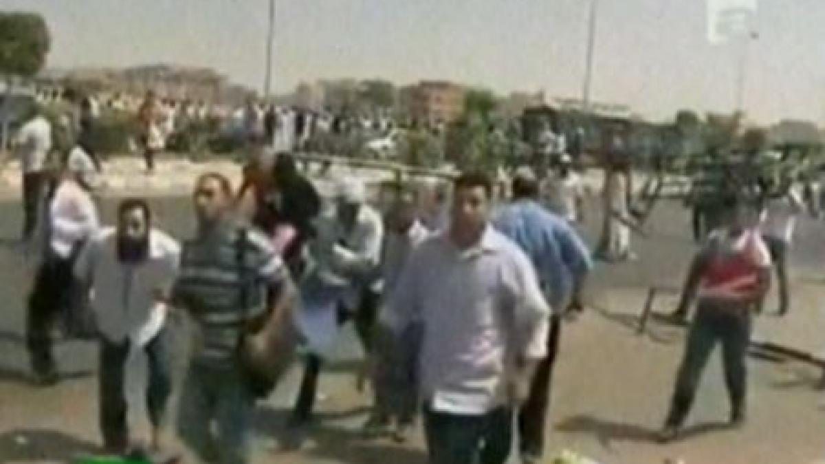 ciocniri violente la cairo protestatarii au luat politistii la bataie