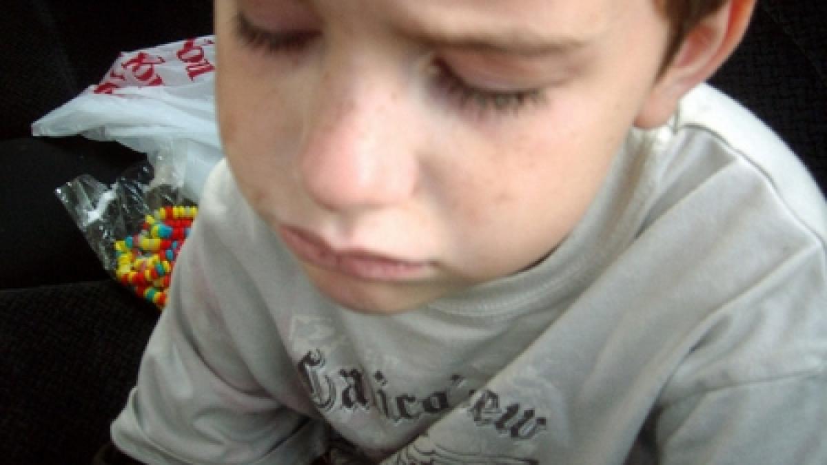 doi soti din vaslui au fost trimisi in judecata dupa ce si au legat copilul cu lantul