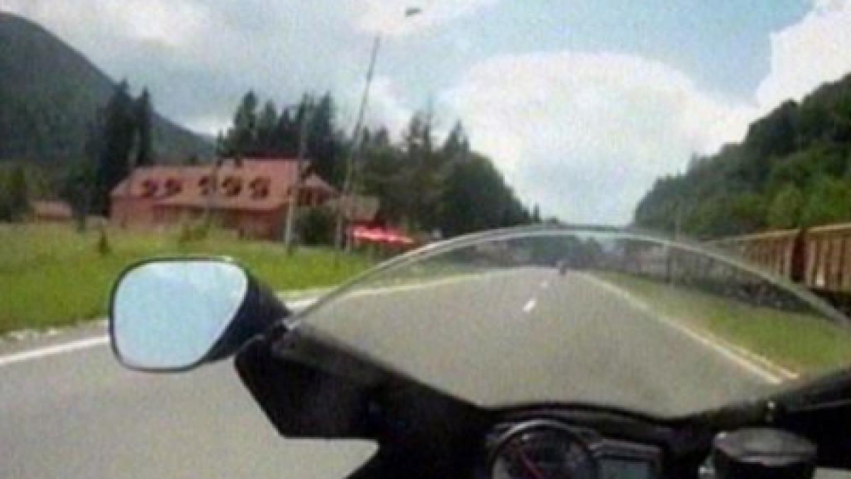 arad motociclist prins cu 120 de km h in localitate a accelerat si depasit masina politiei