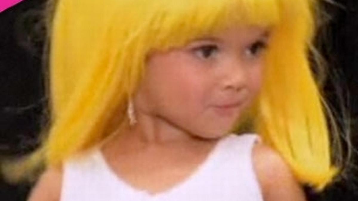 fetita de trei ani imbracata ca o prostituata la un concurs de frumusete pentru copii