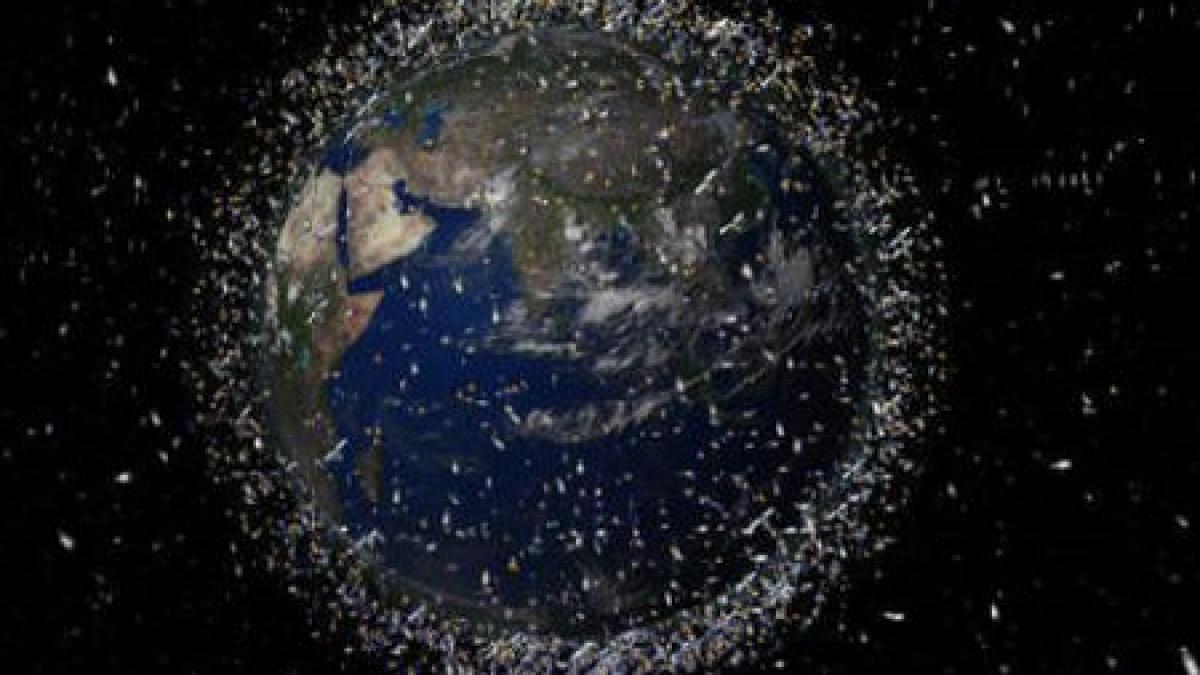 oamenii au reusit sa polueze si spatiul cosmic o cantitate imensa de gunoaie pluteste pe orbita
