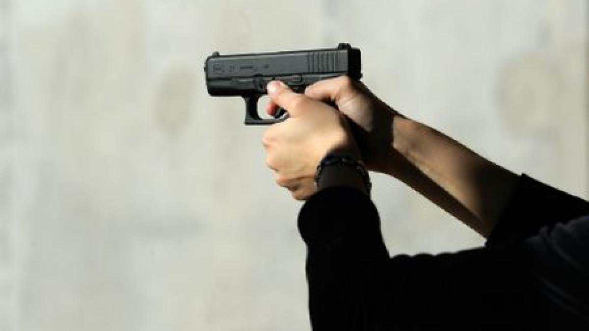 un barbat a fost impuscat dupa ce a atacat politistii cu un topor vezi imagini de la incident