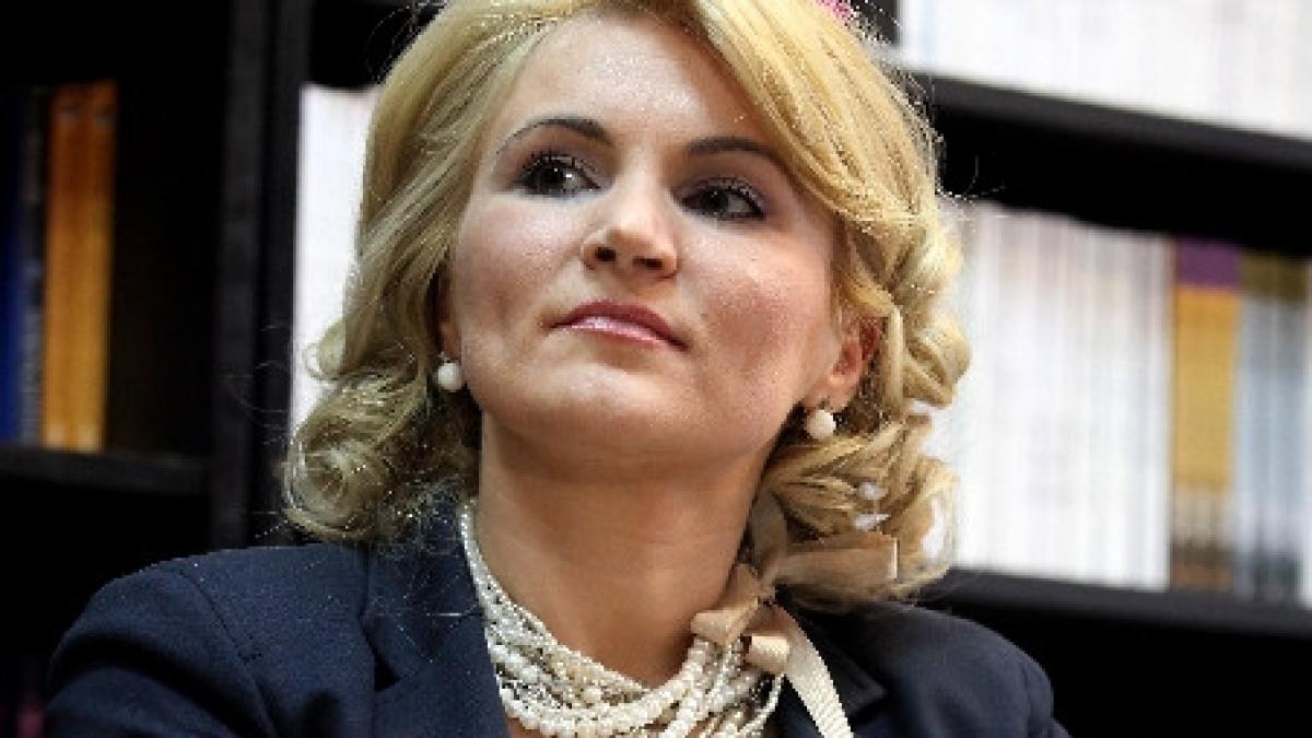 andreea paul vass se vede doamna de fier a organizatiei de femei a pdl