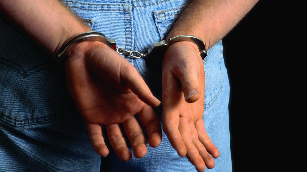 barbat din ploiesti arestat pentru ca a amenintat un barbat cu toporul intr un magazin