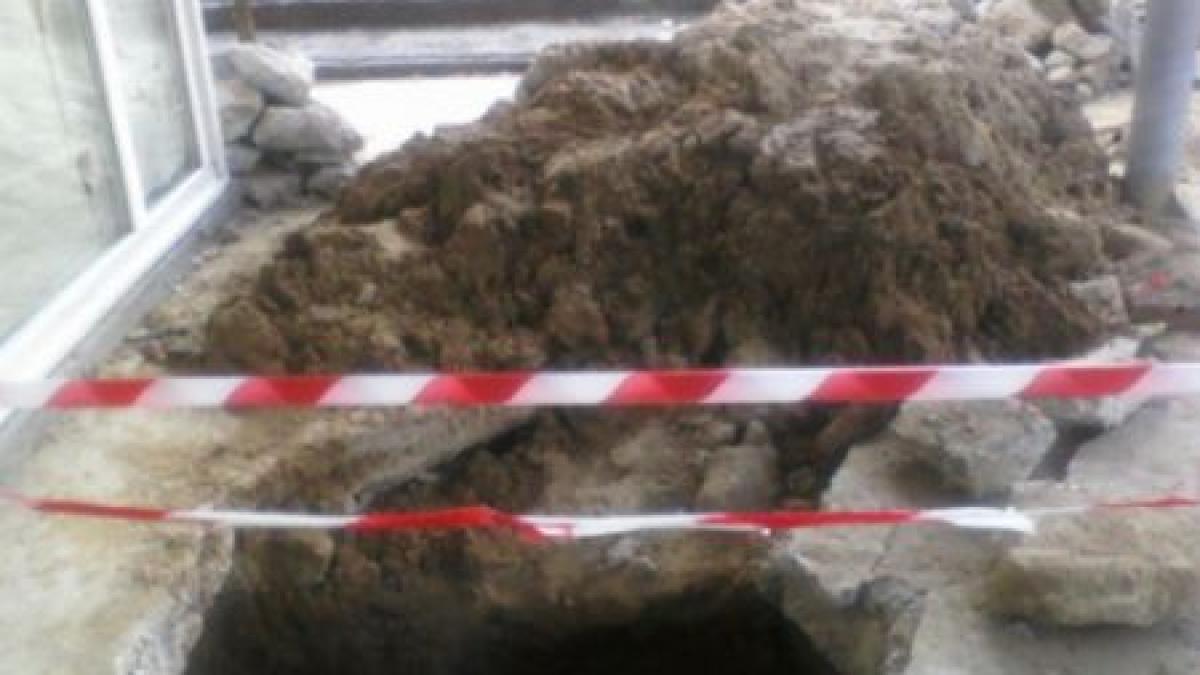 doi frati de 5 si 7 ani s au inecat intr o groapa plina cu apa