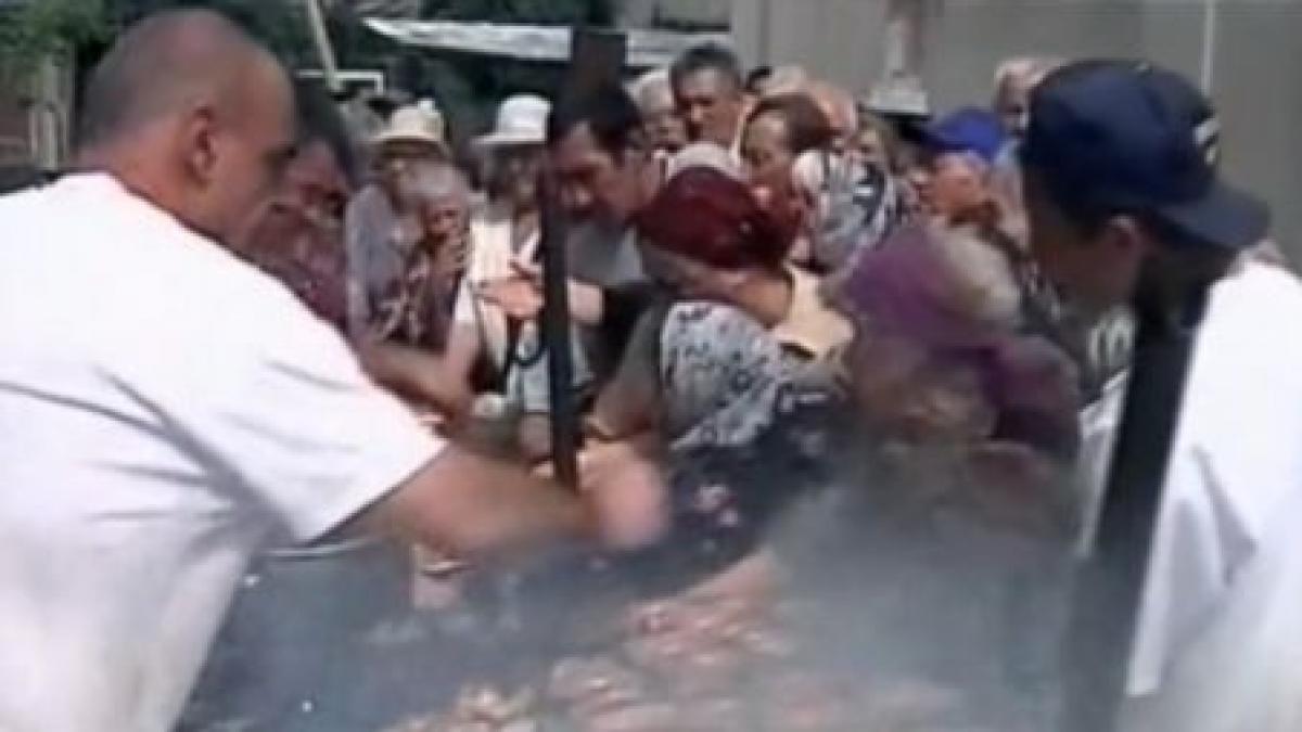 galatenii s au calcat in picioare la biserica sfanta maria pentru o portie de mancare