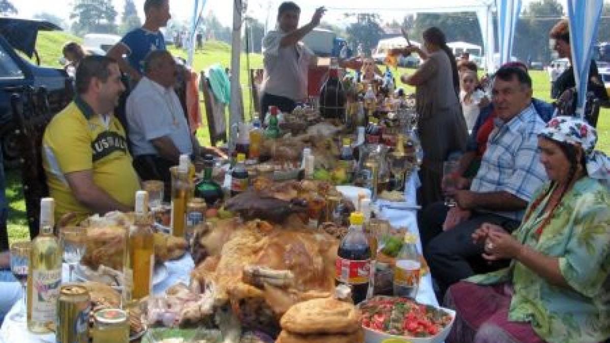 regi si imparati la costesti mii de romi sarbatoresc sfanta marie mica