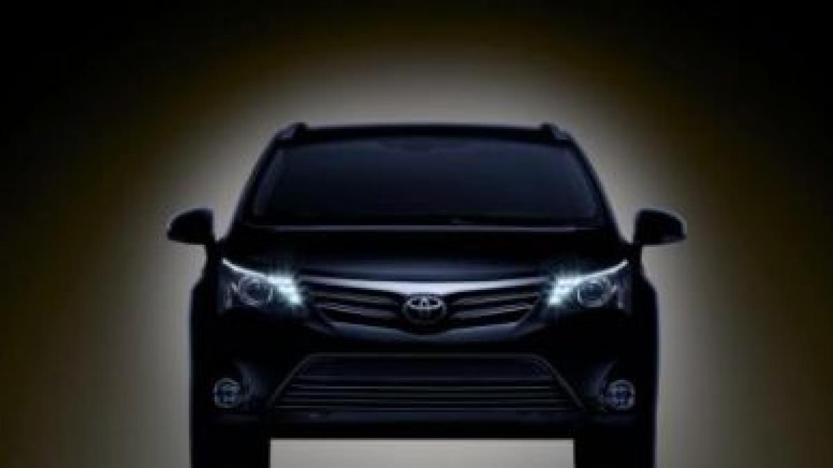 toyota avensis cu facelift prima imagine teaser inaintea prezentarii de la frankfurt