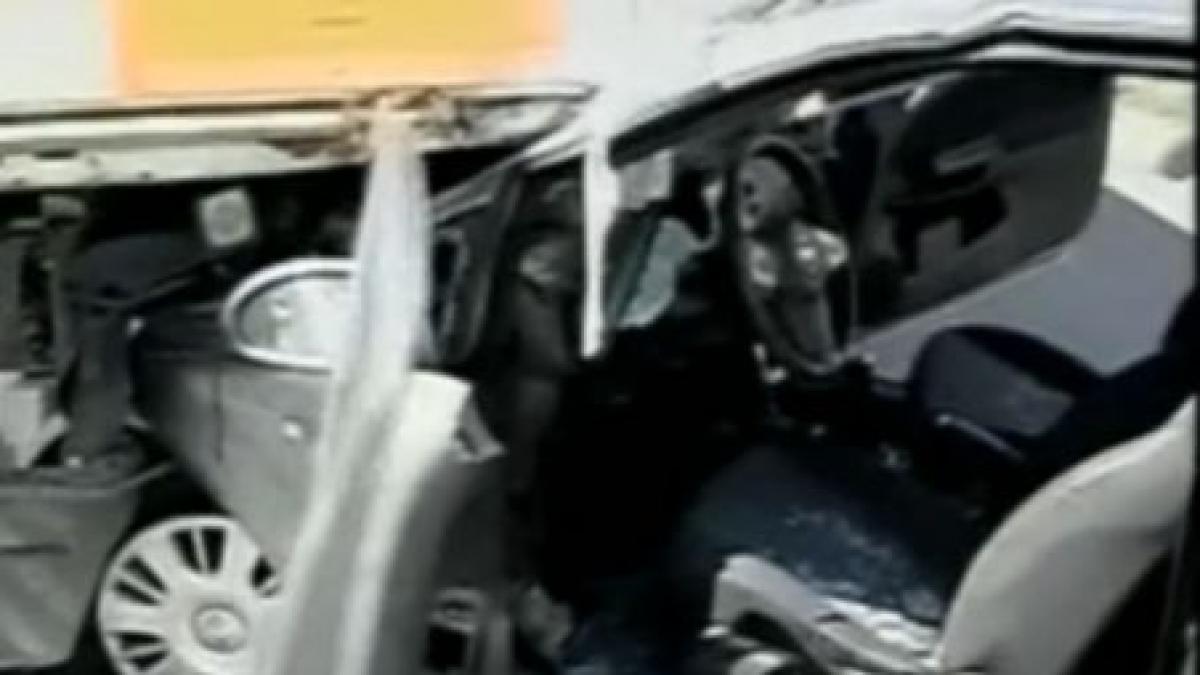 doi batrani au fost spulberati de pe trotuar dupa ce au coborat din microbuz