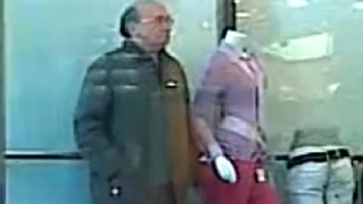 Fetiş pentru manechine. Un bărbat pipăie o păpuşă expusă într-un magazin