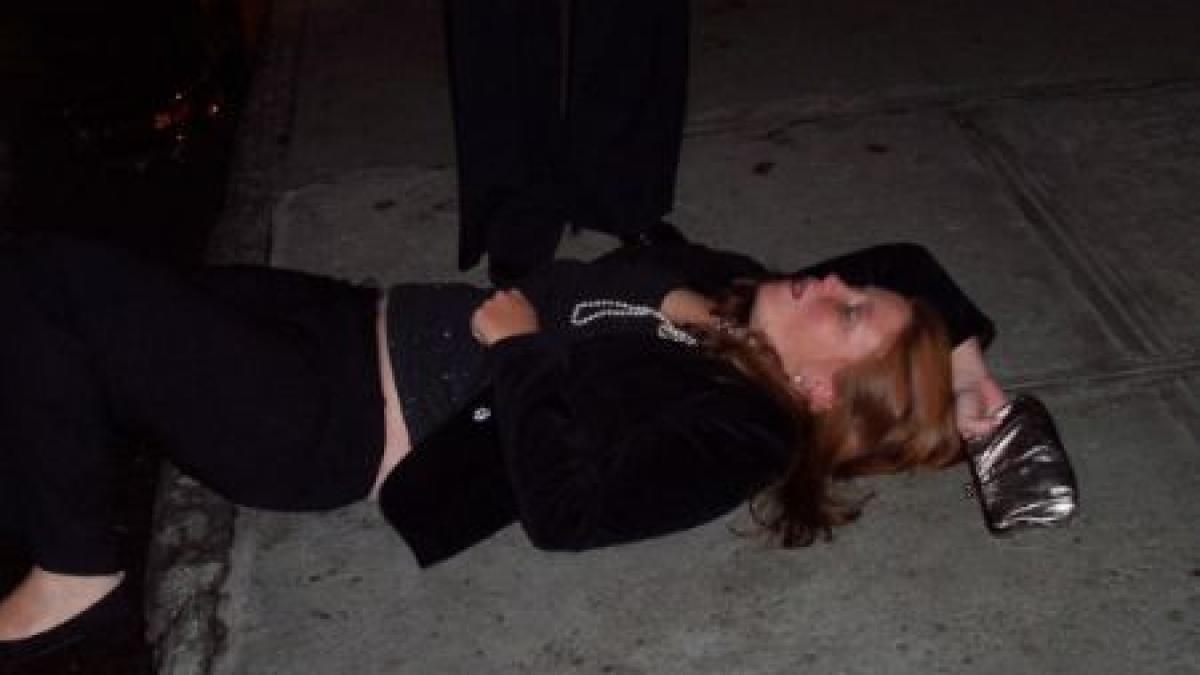 o femeie beata gasita intr un sant alaturi de copilul ei