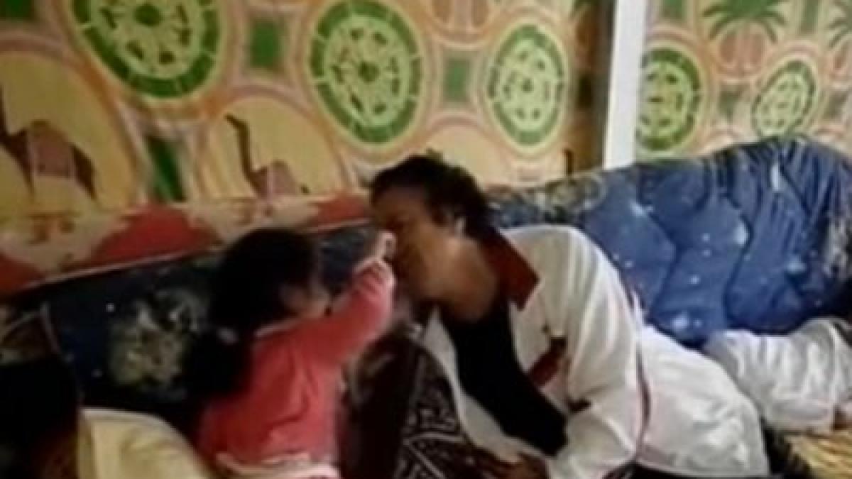 fata nevazuta a lui gaddafi dictatorul filmat in postura de bunic