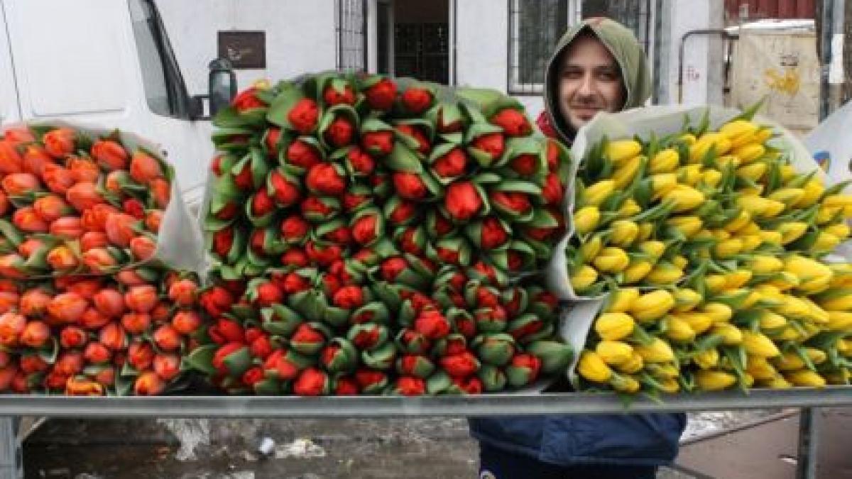 razii in piata cosbuc din capitala sunt verificate actele marfurilor vanzatorilor de flori