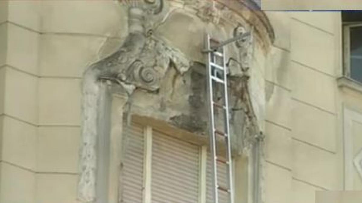 cluj napoca trei copii raniti dupa ce tencuiala unui balcon s a prabusit peste ei