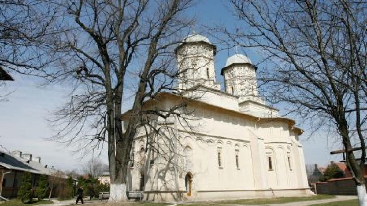 un copil de 12 ani a murit pe scarile bisericii unde a fost trimis sa cerseasca