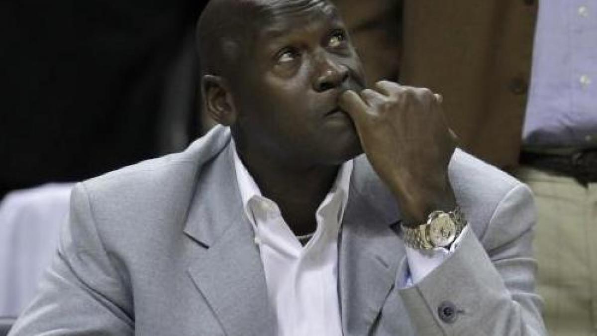 michael jordan a fost amendat de nba cu 100 000 de dolari