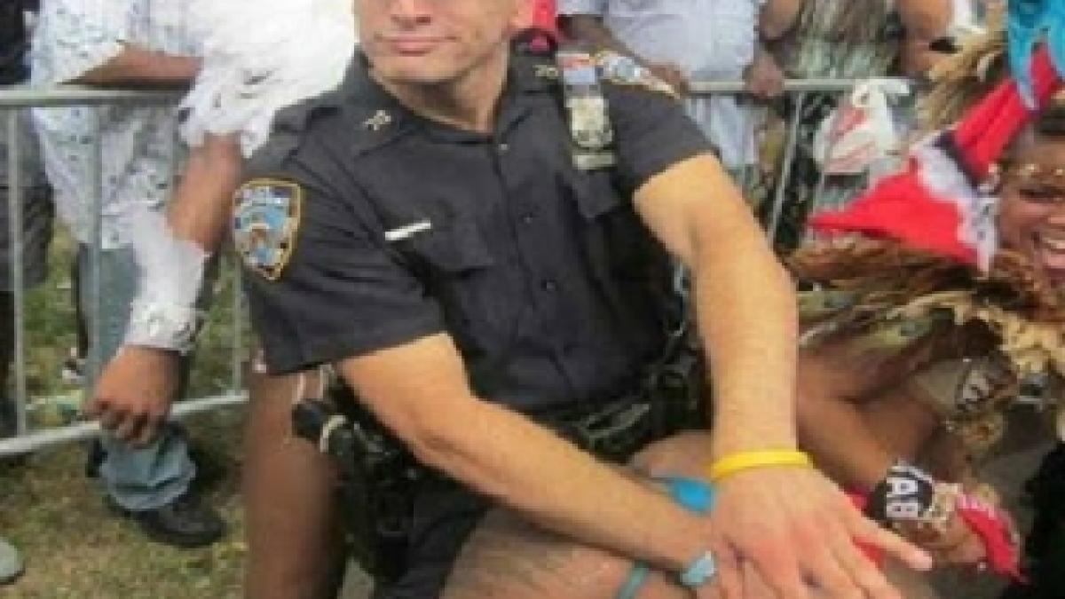 politistii isi fac de cap cu femei dezinhibate