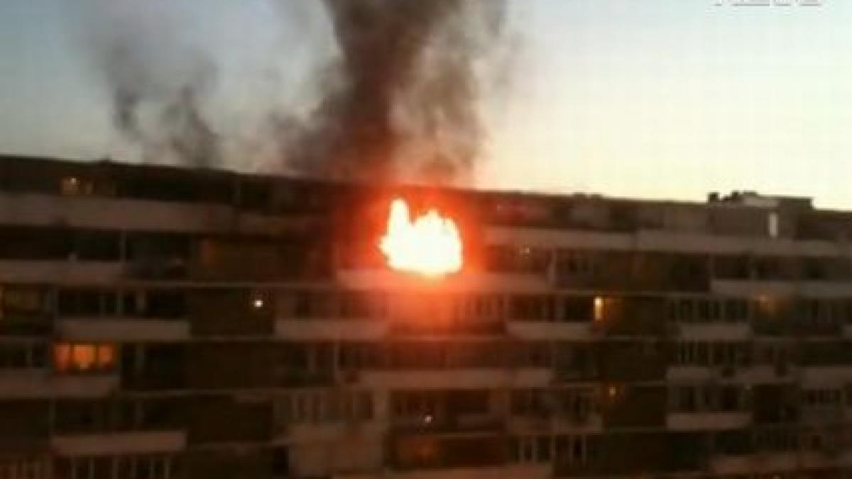 bucuresti un incendiu izbucnit la un apartament s a extins la alte trei locuinte