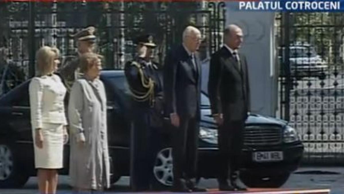 presedintele italiei giorgio napolitano a sosit in romania el a fost primit de traian basescu