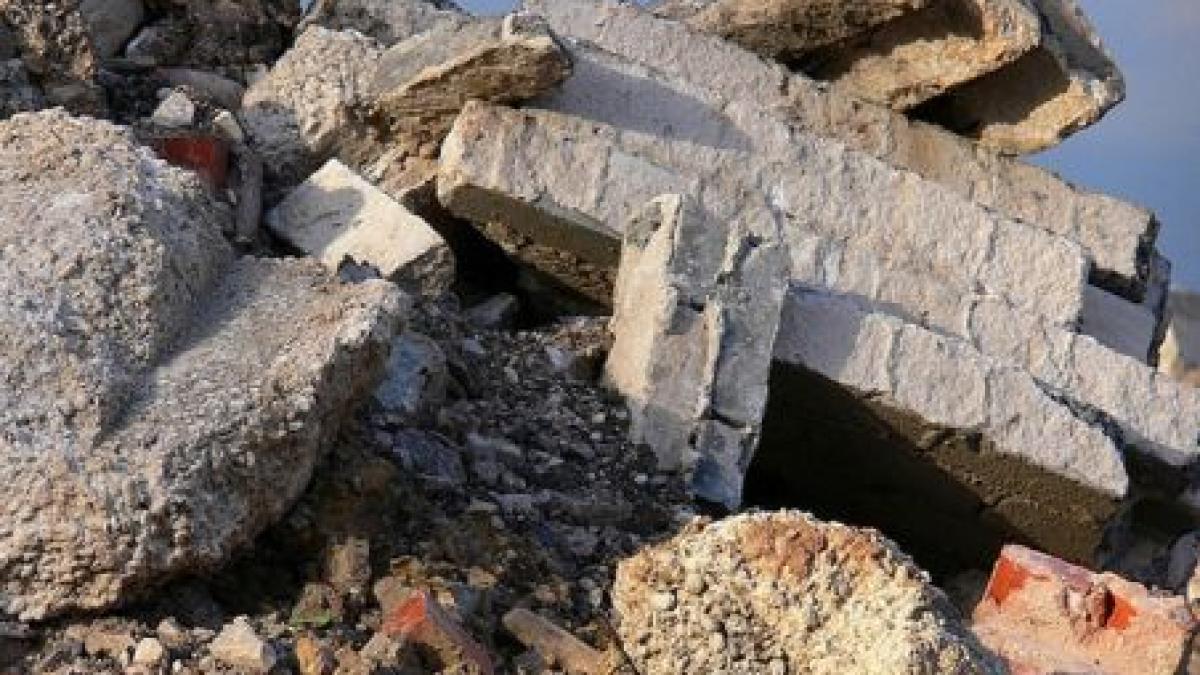 romanii construiesc aparatura pentru salvarea oamenilor prinsi sub daramaturi