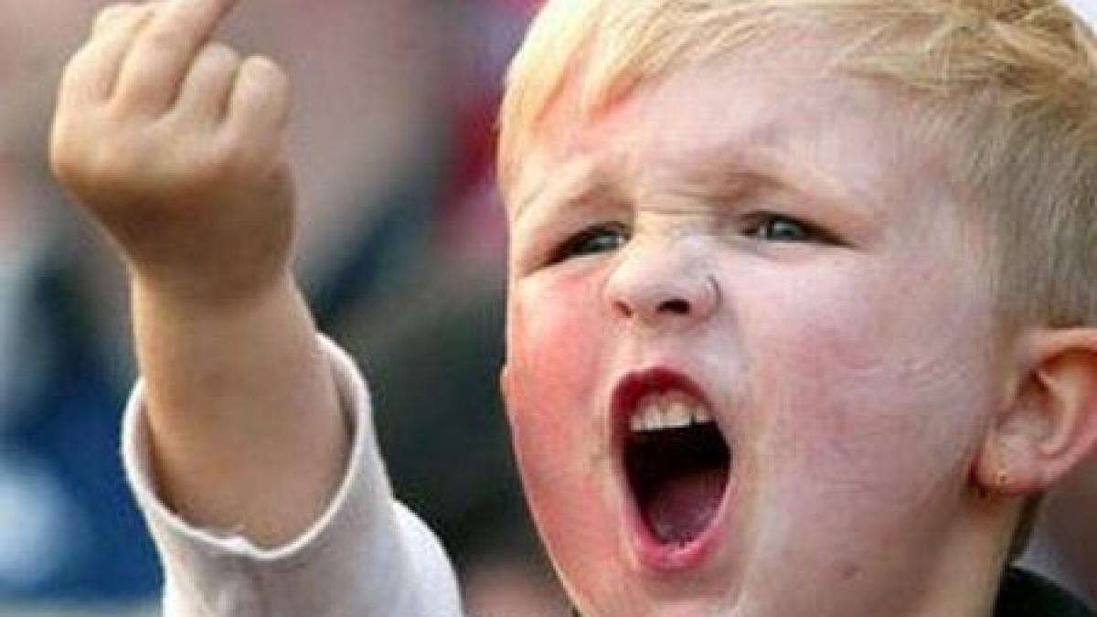 suparat ca trebuie sa invete imnul un copil de 8 ani s a inchis in casa apoi a devastat o