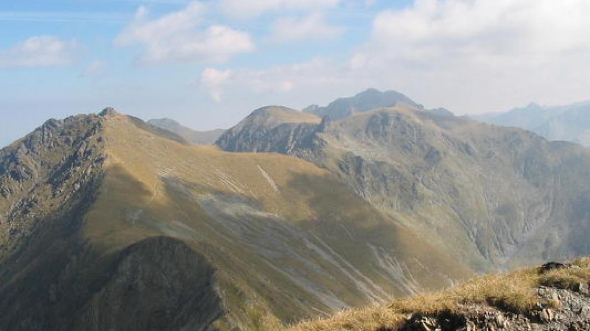 salvamontistii au pornit in cautarea unui turist ranit in zona varfului negoiu