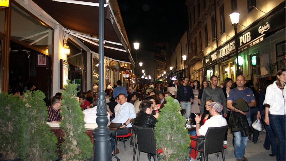 mii de oameni au petrecut sambata noapte pe strazile bucurestiului