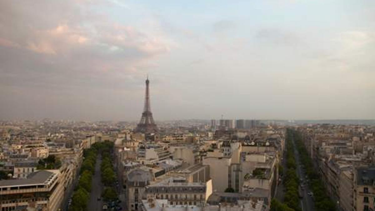 paris sute de europeni au protestat fata de sistemul capitalist si au sustinut o revolutie pasnica