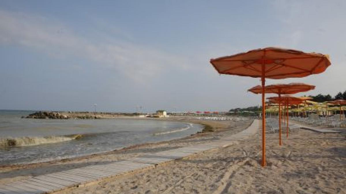 sezonul estival s a terminat hotelierii comerciantii si patronii de cluburi au tras obloanele