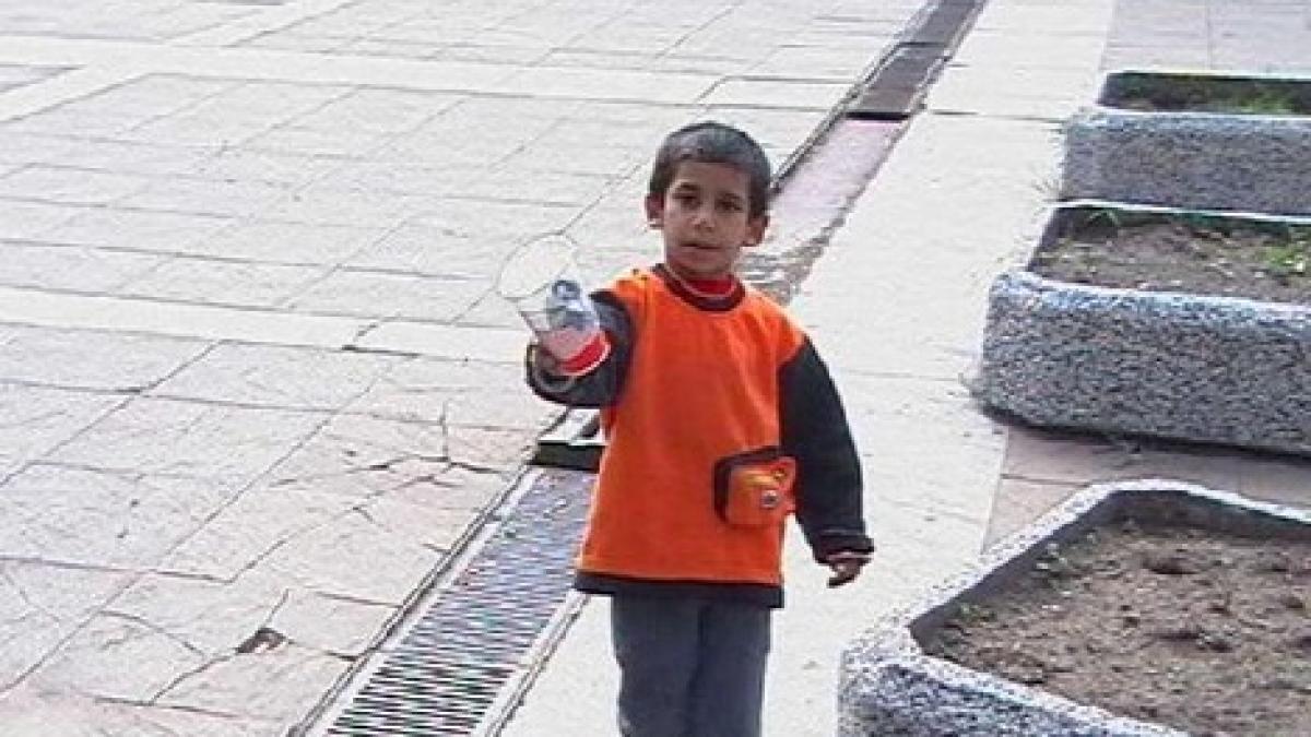 patru copii suspectati ca ar fi dati la cersit de parinti au disparut