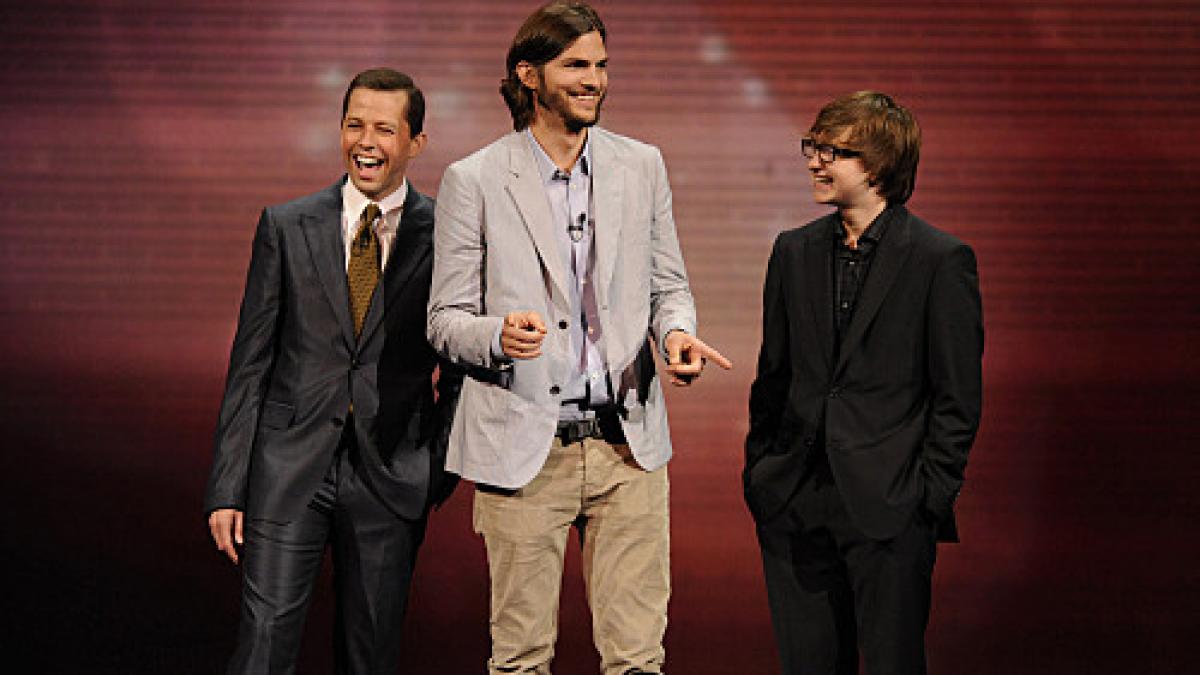 debutul lui ashton kutcher in doi barbati si jumatate rating peste asteptari si multe laude din