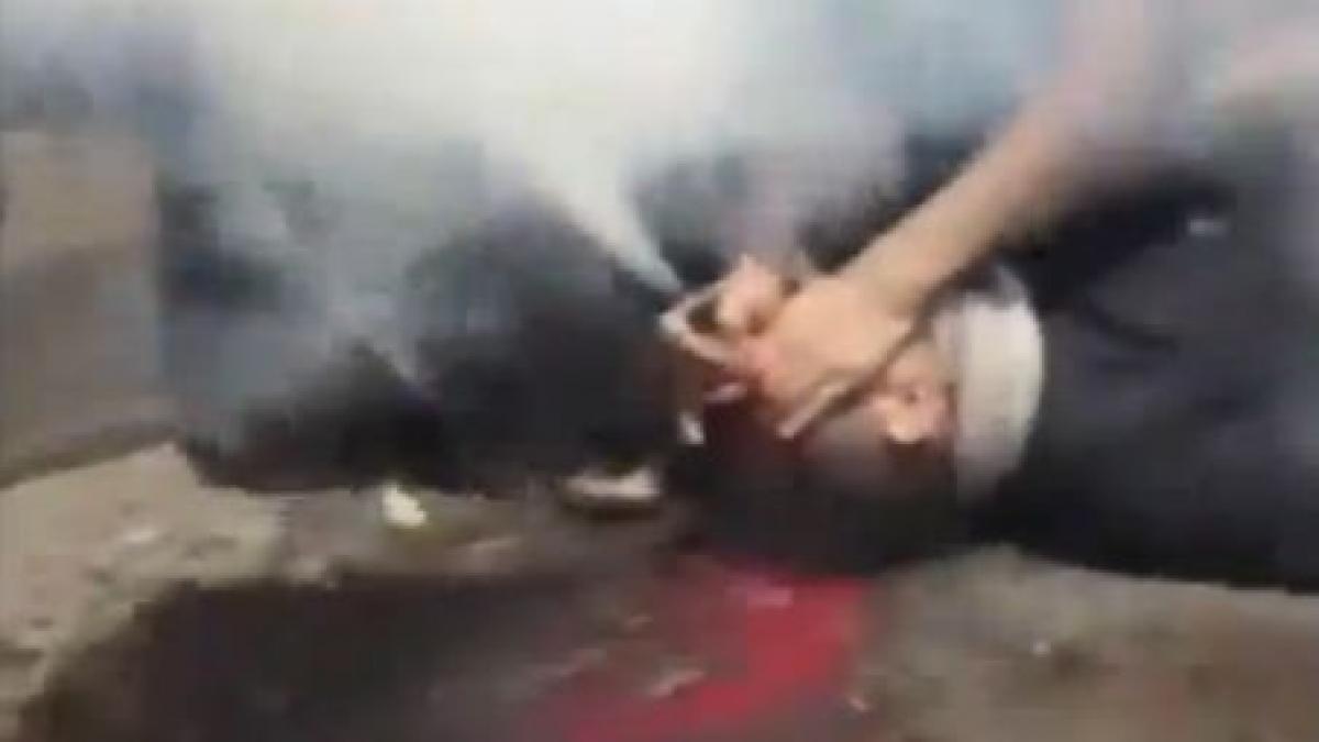 inregistrare socanta un protestatar yemenit impuscat in frunte cu o fumigena