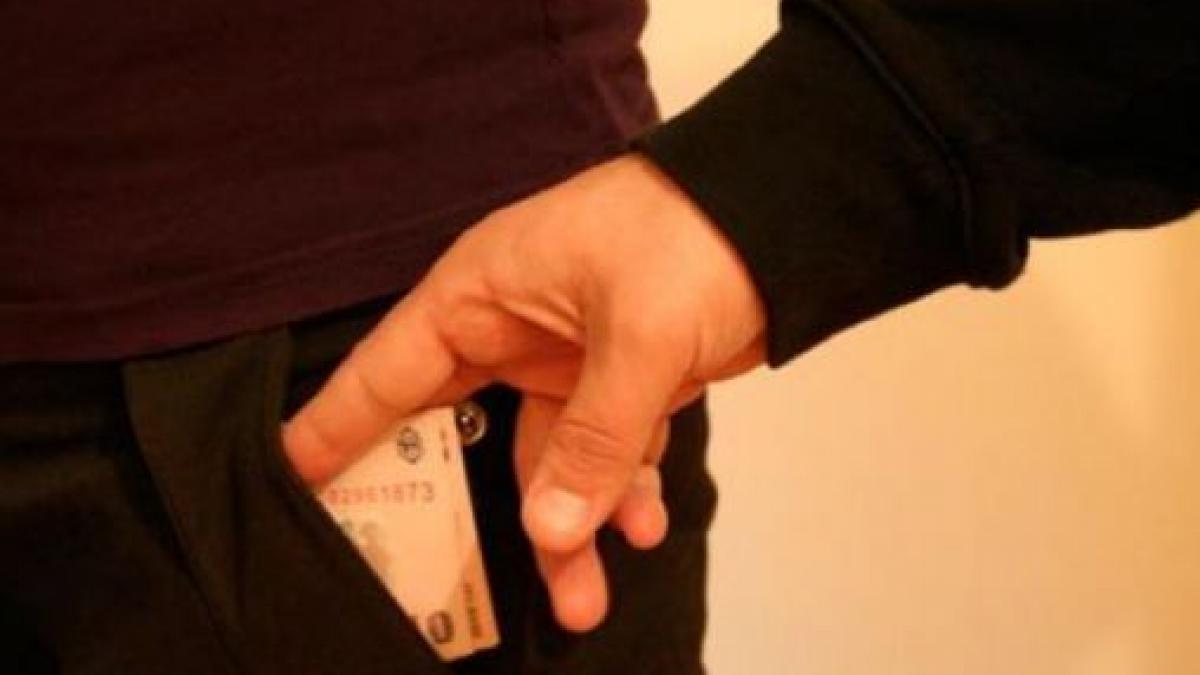 patronii unor firme din capitala au dat mita unor barbati care pretind ca sunt inspectori sanepid