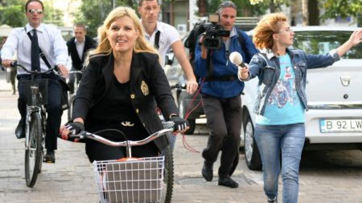 elena udrea a venit cu bicicleta la munca pentru a marca ziua europeana fara masini