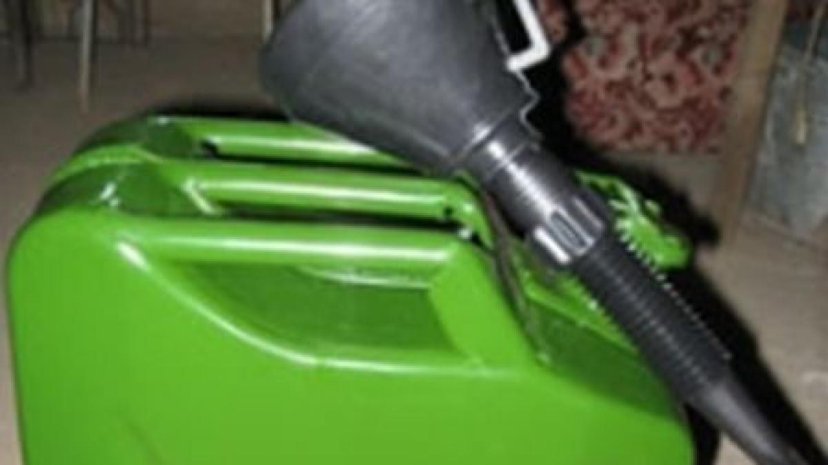 muncitorii care reabiliteaza blocurile din alexandria fura motorina din rezervorul buldozerului