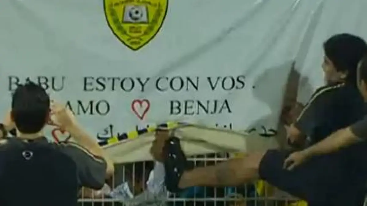 maradona a lovit cu piciorul un fan al propriei echipe