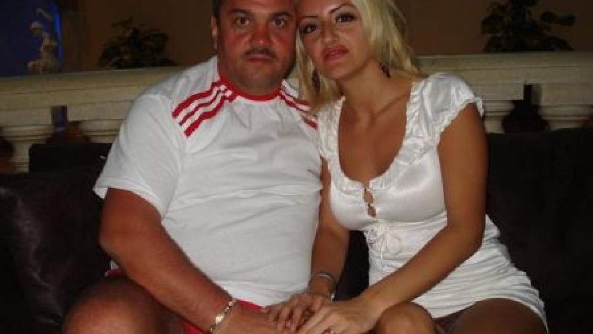 nevasta si consiliera primarului din uricani in ipostaze sexy pe internet