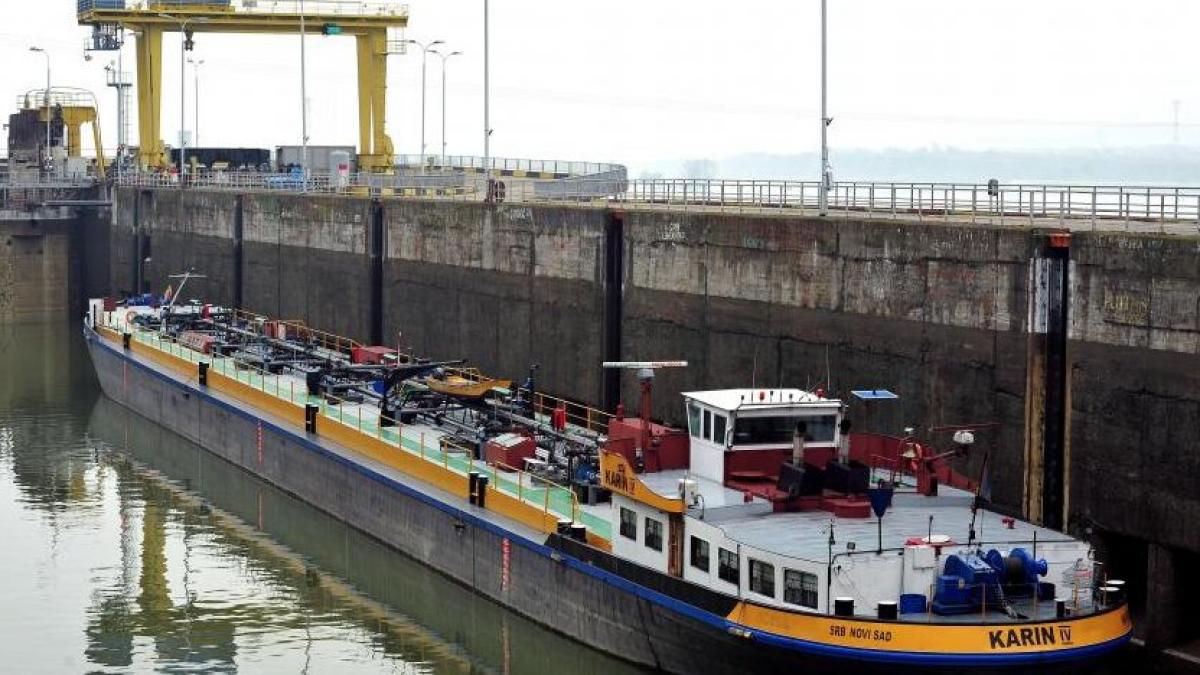 circulatia pe dunare blocata ecluza sarbeasca s a defectat cea romaneasca e in reparatii