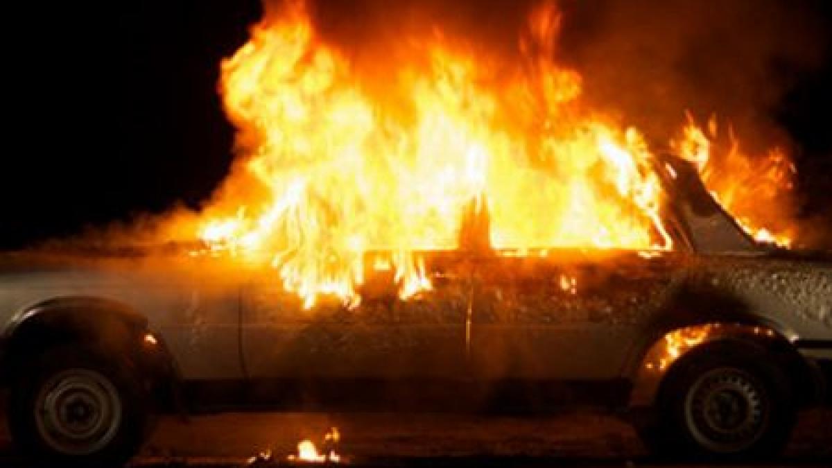 o masina de lux a luat foc in targoviste focul s a extins si la un alt autovehicul