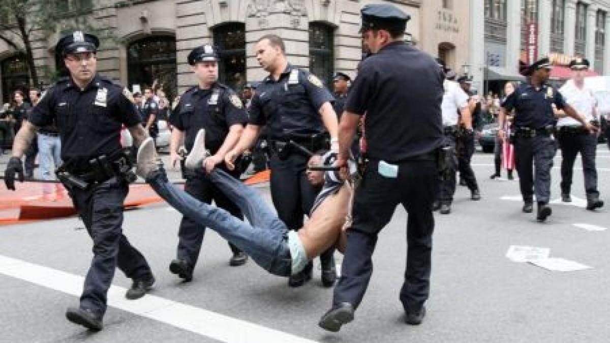 cel putin 80 de protestatari fata de efectele crizei economice arestati pe wall street