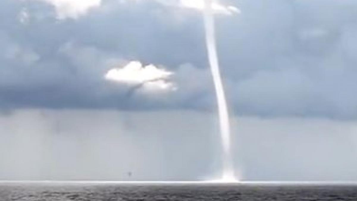 imagini inedite o tornada de apa s a format deasupra lacului michigan