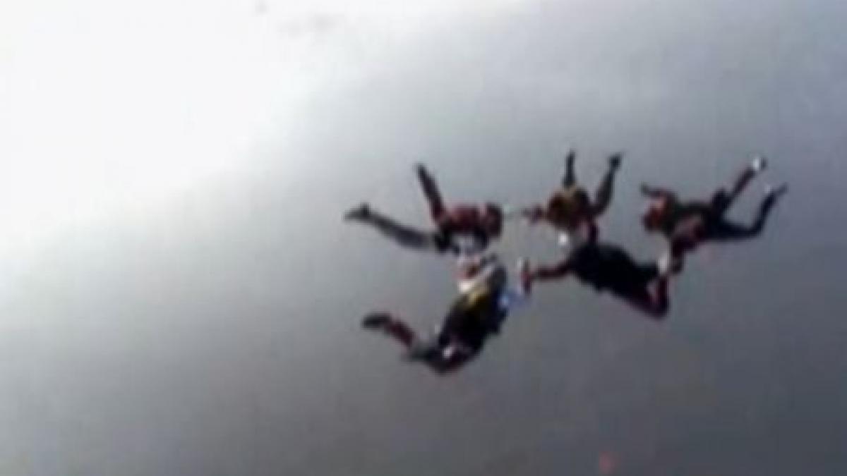 opt romance au stabilit un record in premiera au sarit cu parasutele de la 5 000 de metri altitudine