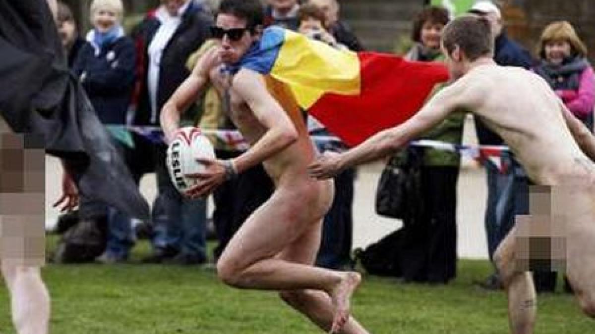 steagul romaniei batjocorit in noua zeelanda mai multi studenti au jucat rugby imbracati doar in