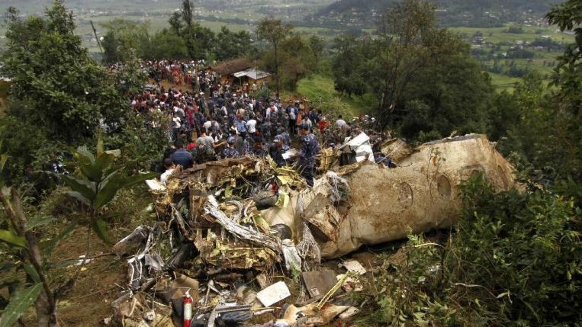 un avion cu turisti s a prabusit in nepal imagini socante de la locul accidentului