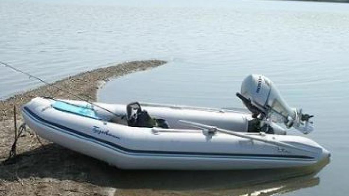 un barbat si fiul sau la un pas de inec dupa ce barca pneumatica in care se aflau s a stricat