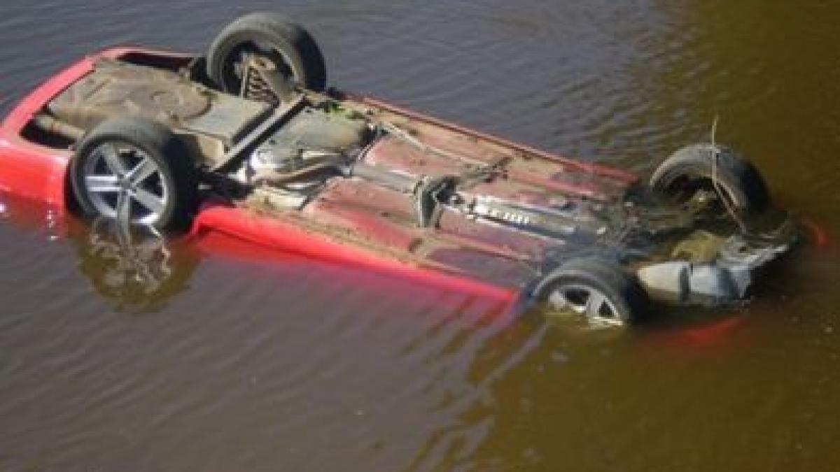 un tanar din vrancea a plonjat cu masina intr un rau din cauza vitezei o femeie a fost grav ranita