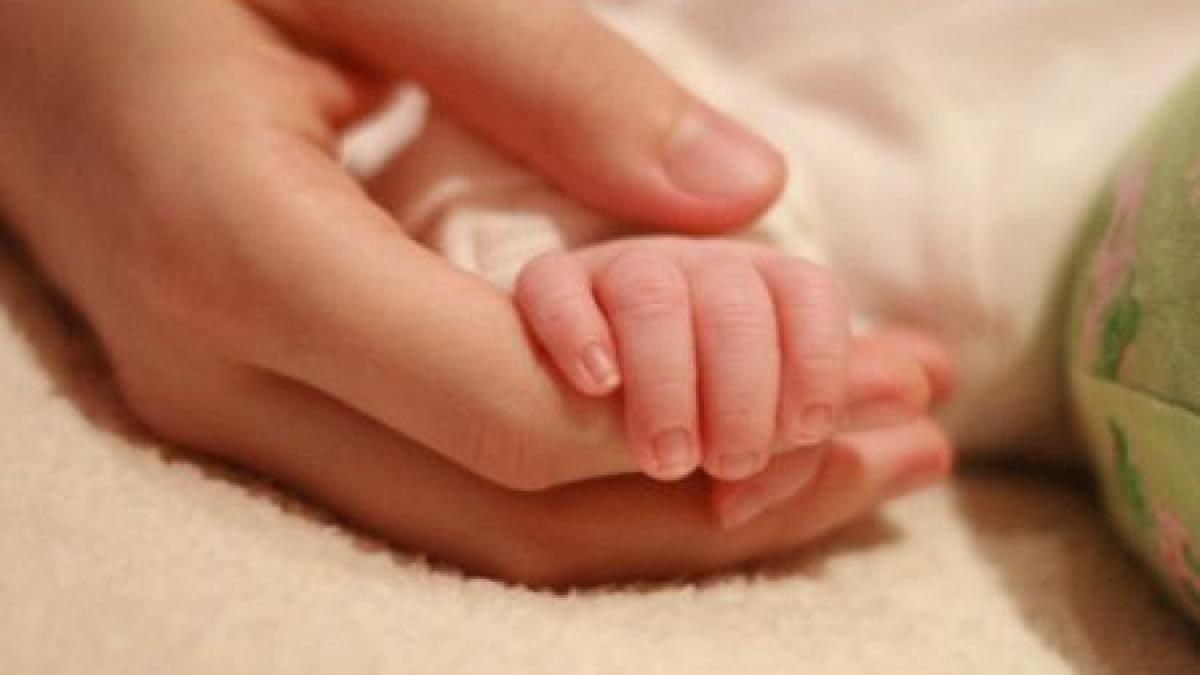 bebelus de doua luni bagat in spital copilul are traumatisme si echimoze la cap