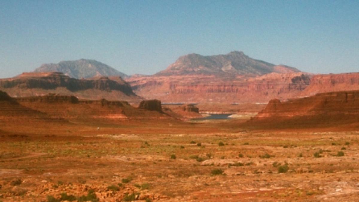 s a tarat opt kilometri in patru zile prin desert dupa ce si a rupt glezna si umarul