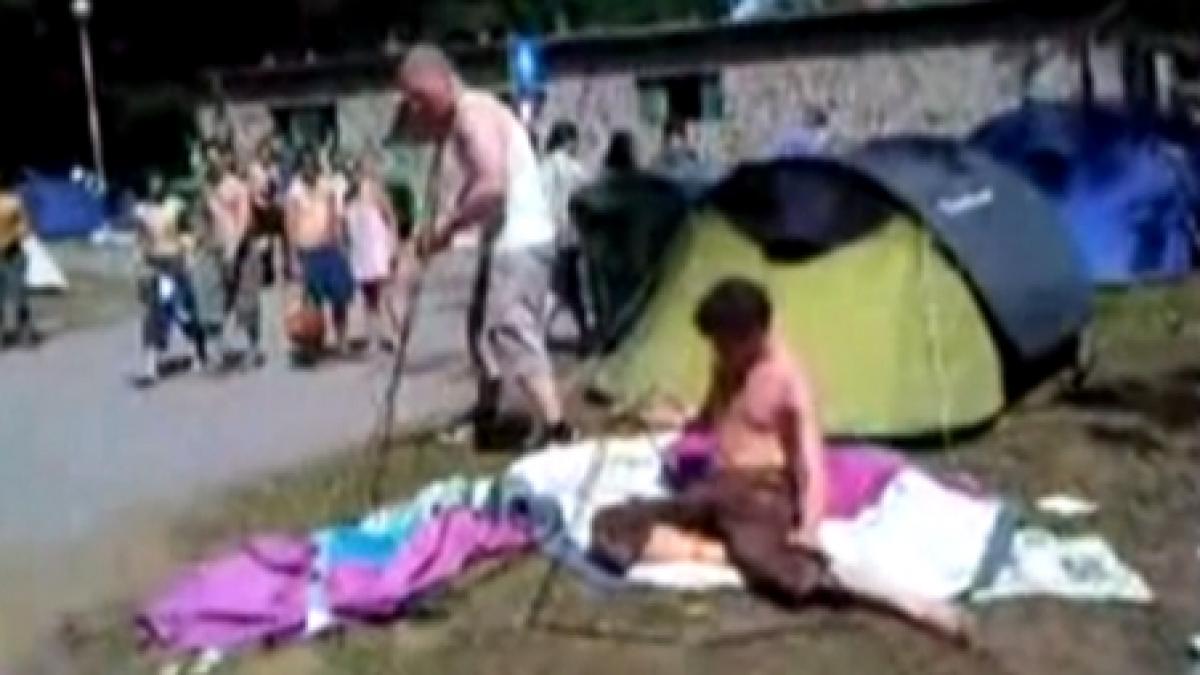 te cracanezi de ras doi tineri beti crita incearca sa monteze un cort vezi ce a iesit